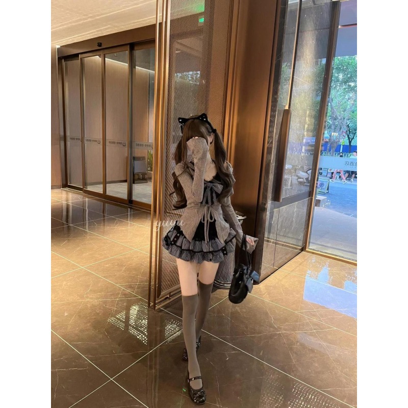 日本のかわいい女の子甘い黒い黒いレースサスペンダーグレースリムカーディガントップフラッフィーショートスカートスリーピーススーツ