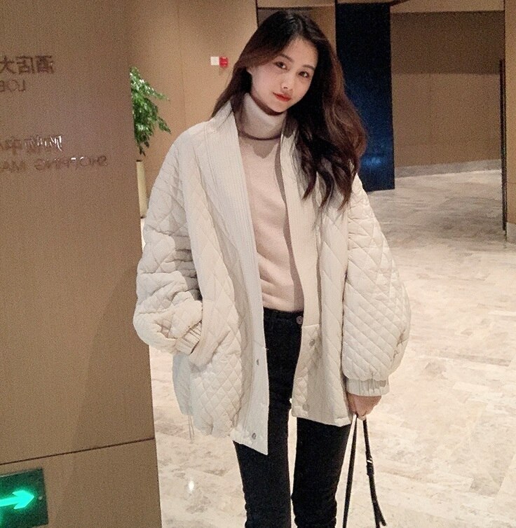 アウター ジャケット 上着 ミディアム丈 l 長袖 Vネック 襟なし ポケット 前開き キルティング かわいい 大人可愛い シンプル カジュアル 大人 おしゃれ お洒落 大人女子 ルーズ 無地