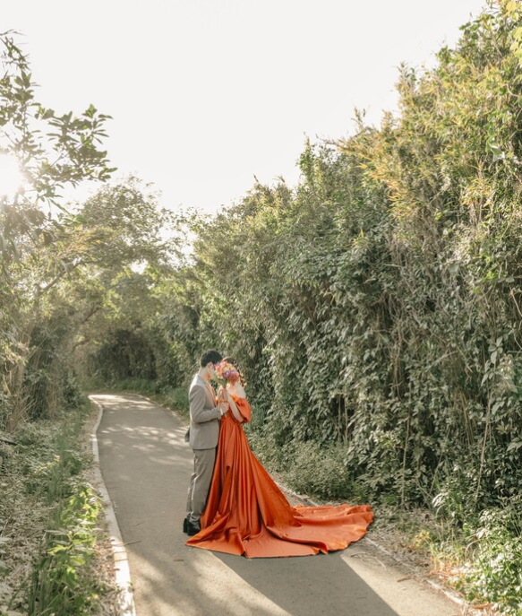 実例写真！パーティードレス テラコッタ色 ベアトップ パフスリーブ 編み上げ 光沢サテン ロングトレーン 前撮り