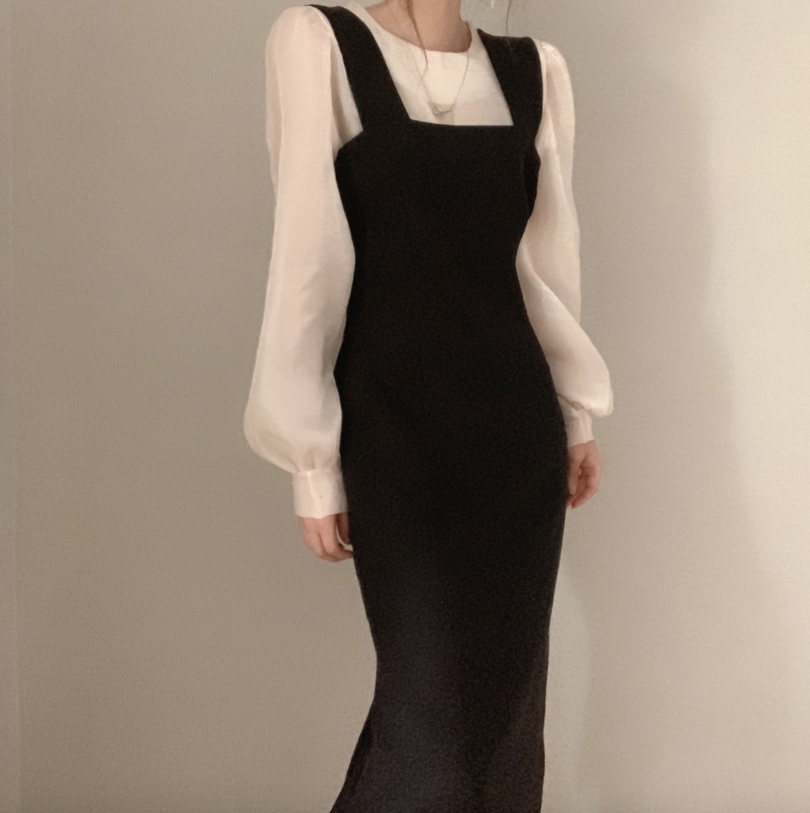 ワンピース キャミ タイト 膝丈 スクエアネック 長袖 ボリューム 細身 ストレート スリット かわいい 大人可愛い きれいめ 上品 おしゃれ 春 秋 冬 学生 デート お出かけ 重ね着 ブラック
