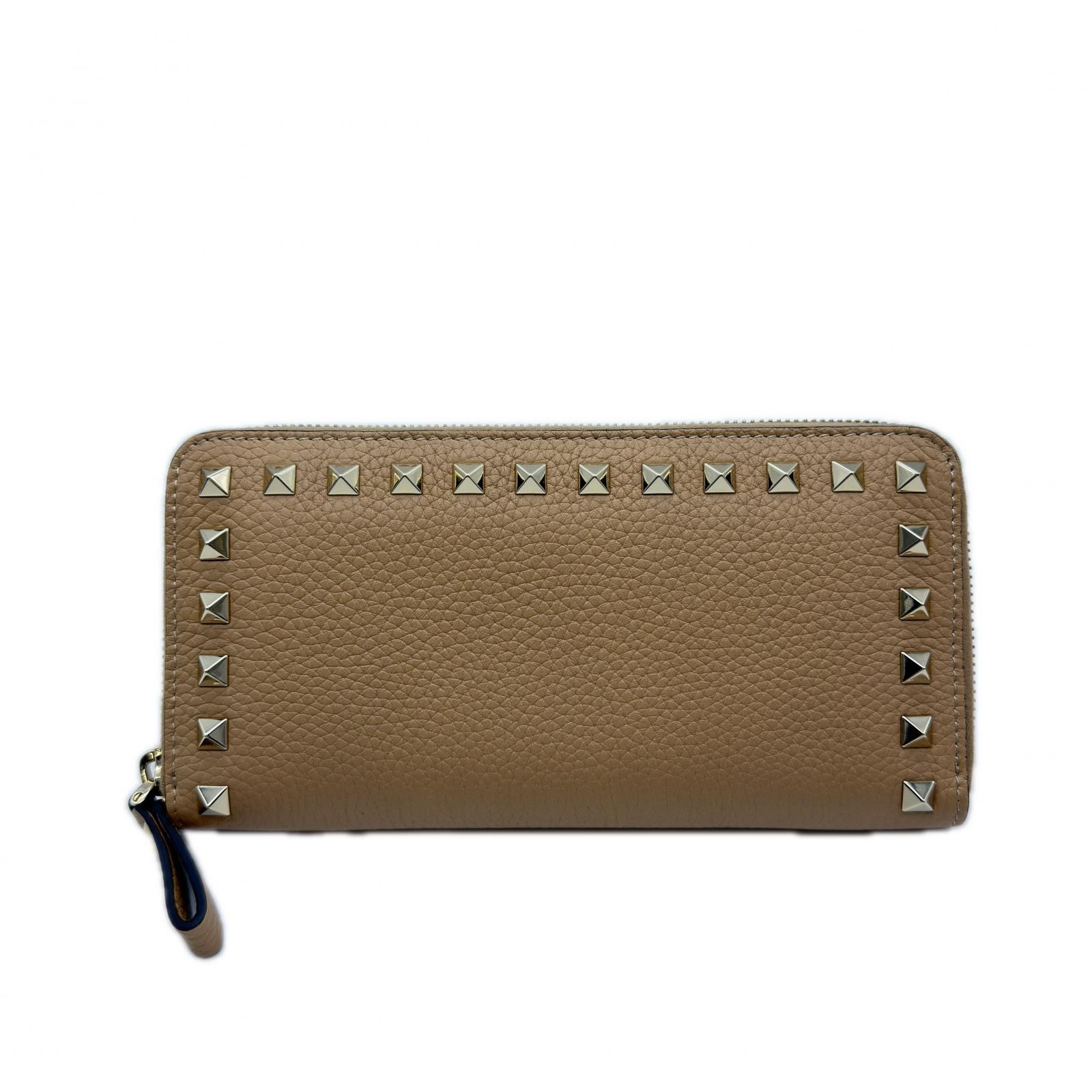 3日以内返品可 極美品 長財布 ロックスタッズ ラウンドジップウォレット P51201494 ベージュ レザー レディース