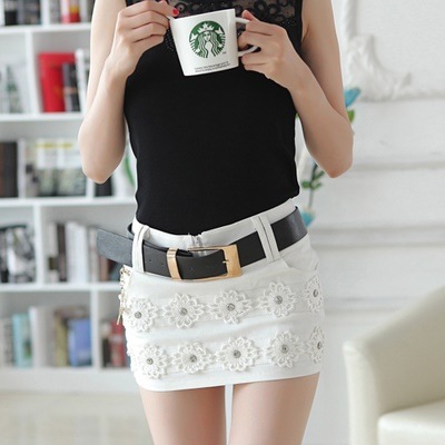 3154.ミニ丈 セクシーなタイトスカート（花柄 ホワイト）2019 春夏 ミニスカ 無地