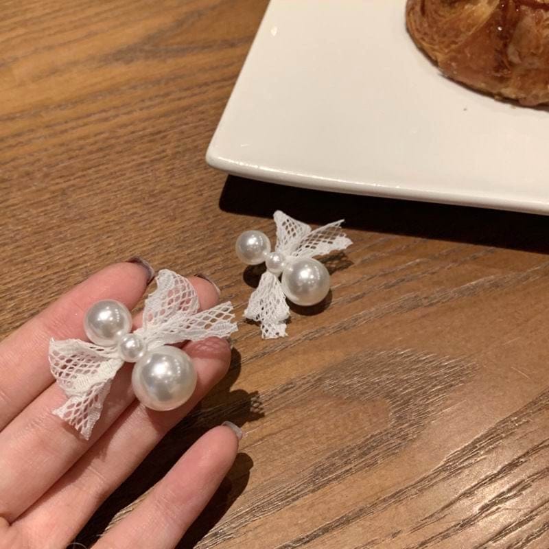 女性のためのしいレースパールイヤリング韓国スタイルのシンプルなホワイトブリンコスクリスマス