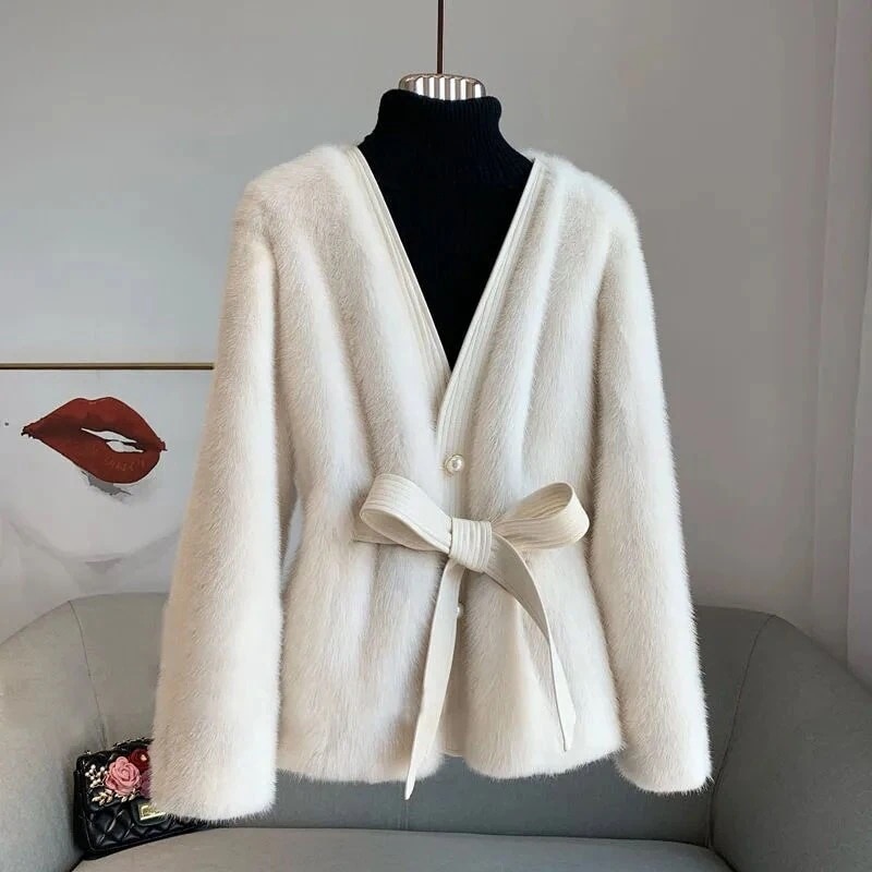 女性用の暖かいフェイクミンクファーの冬のコート 真珠のボタンが付いたエレガントなvネックの衣服 ベル