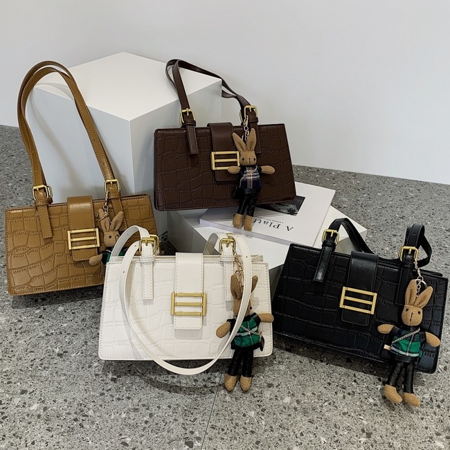 ４色 ショルダーバッグ 型押し クロコダイル ぬいぐるみ付 ウサギ キーホルダー付き 小さめ 肩掛け 四角 カッチリめ きれいめ レトロ カジュアル ハンドバック クール バッグ レディース 大人 お