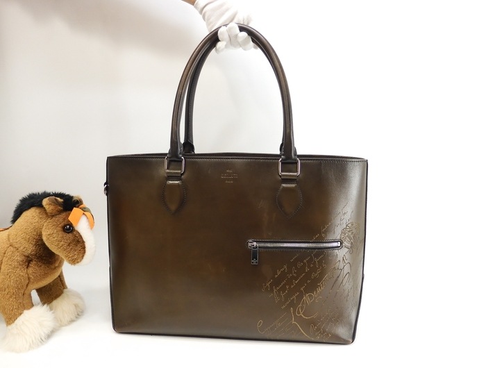 ベルルッティ トゥジュール カリグラフィ レザー茶 メンズ トートバッグ@A0250P 109,000円