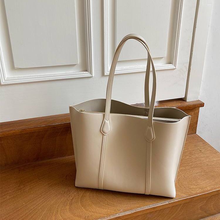 バッグ カバン かばん 鞄 レディースバッグ ショルダーバッグ トートバッグ 大容量 収納 便利 肩がけ 肩掛け 軽量 軽い 自立 ショルダー マチ広 スクエア型 四角 合皮 フェイクレザー