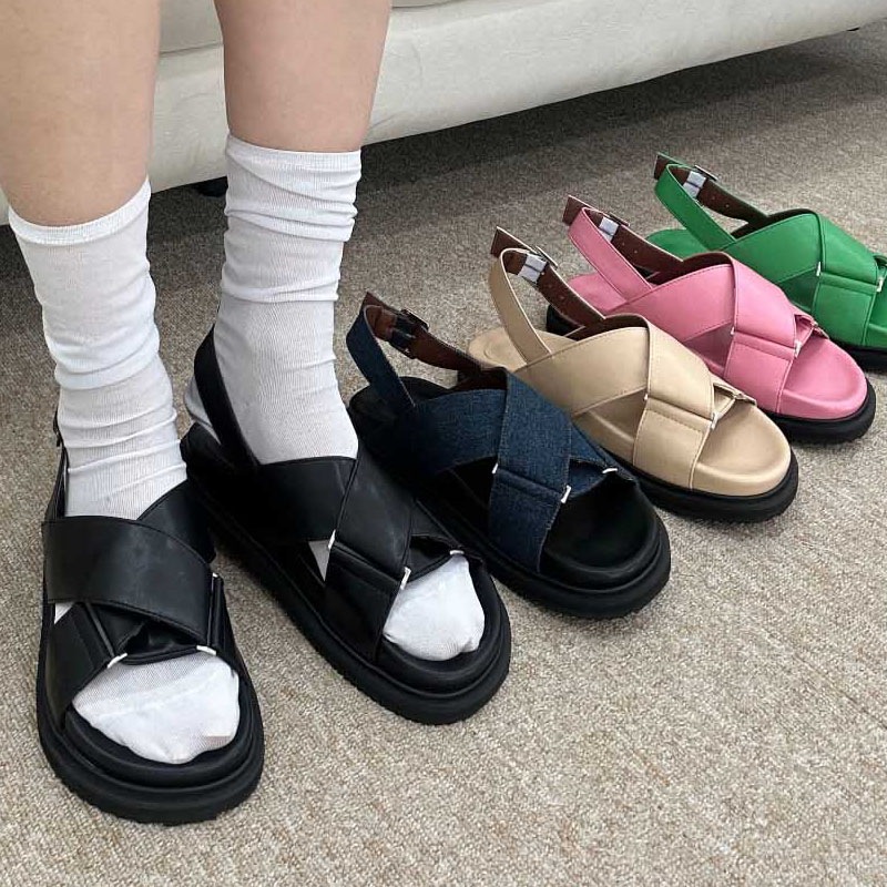 カジュアルな雰囲気の バックストラップ付き 無地／デニム素材 デイリー クロスサンダル 5color