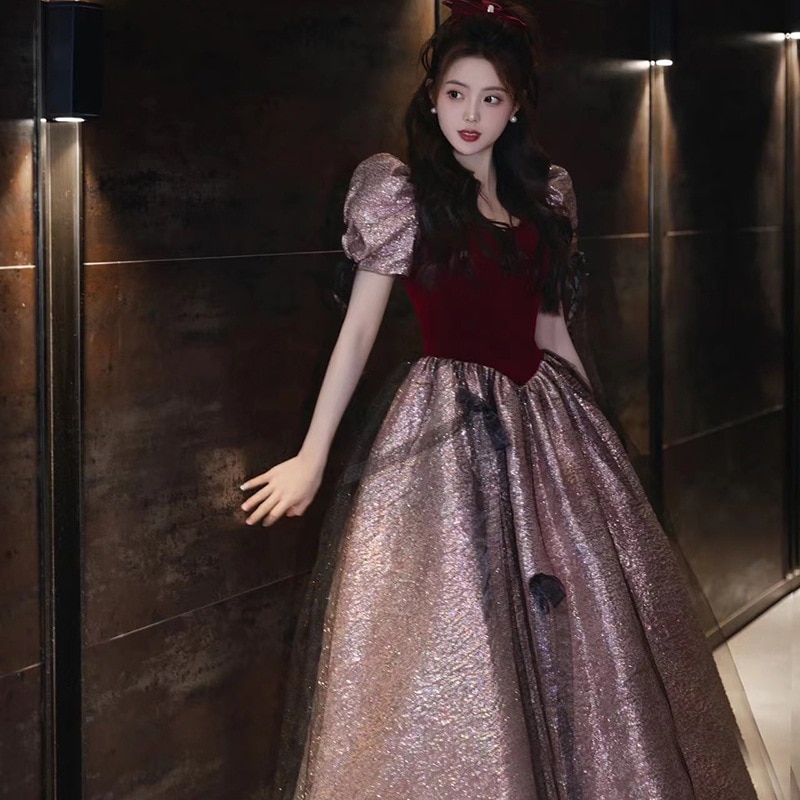 女性用イブニングドレスハイエンドライトラグジュアリーニッチな誕生日ウェディングドレス大人の赤い逃亡者プリンセスフレンチトースト