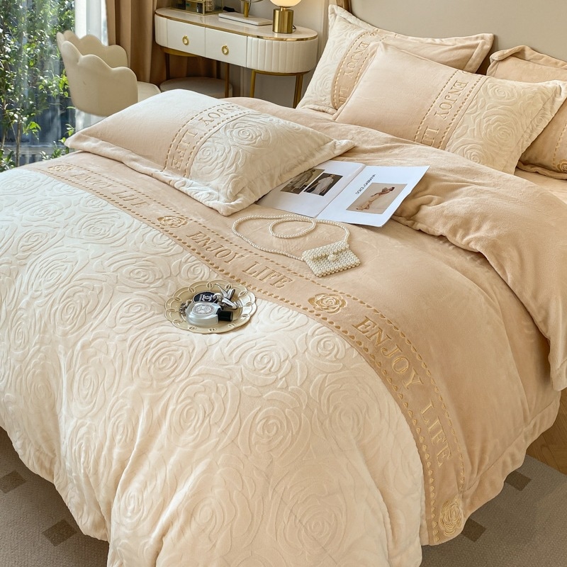 冬用の厚手のフルマットミルクベルベット刺繍4点セット厚手の彫刻ベルベットの暖かいシーツキルトカバーフィットシーツ 5,465円
