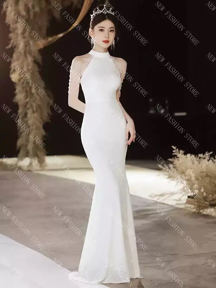 首掛けのイブニングドレスの女性-15