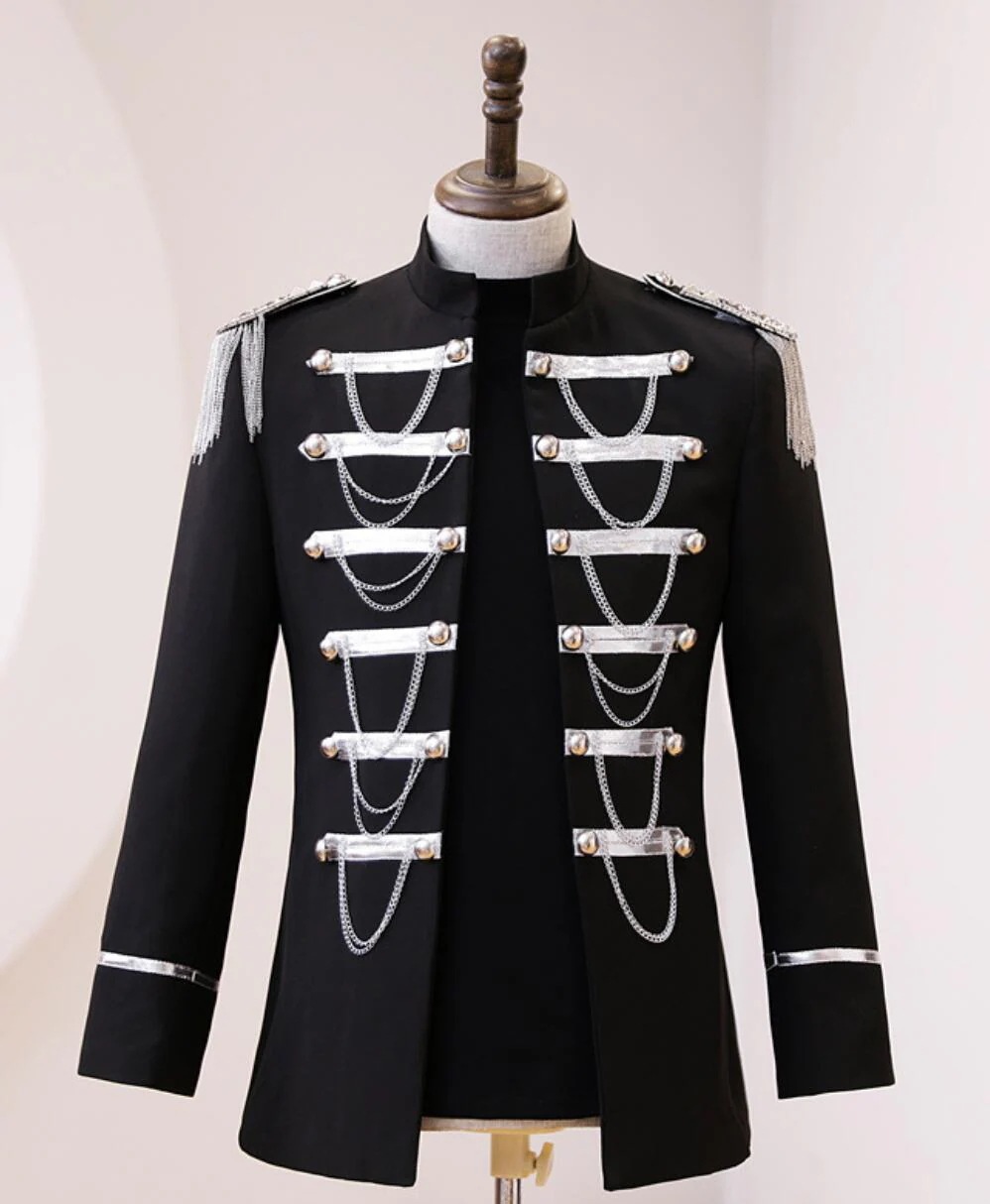 メンズ ステージ衣装 黒 立ち襟 スーツジャケット ショート丈 パンク ジャズ バンドミュージック 演出 衣裳 肩章 フリンジ付き ダブル チェーン 飾り おしゃれ 欧米風 ダンス 演出 合唱 衣