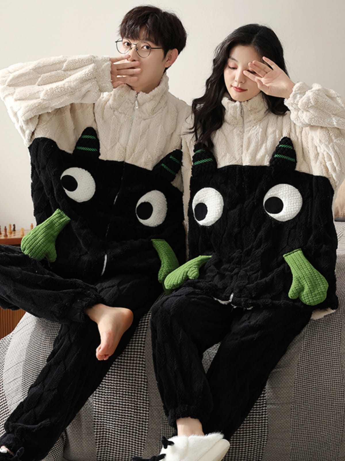 珊瑚のベルベットのパジャマのカップルのスーツのスタンドアップカラーのジッパーのセクションの家の摩耗の男性と女性は外で身に着けることができる