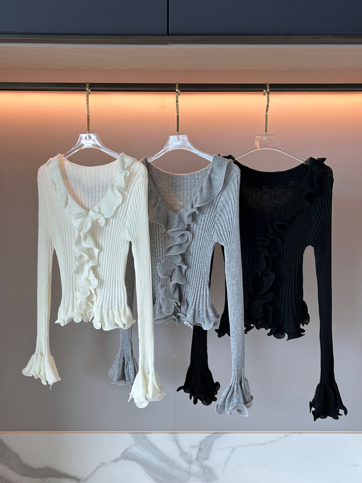 [メリノウール100] Vネックラッフルスリムカーディガン3color