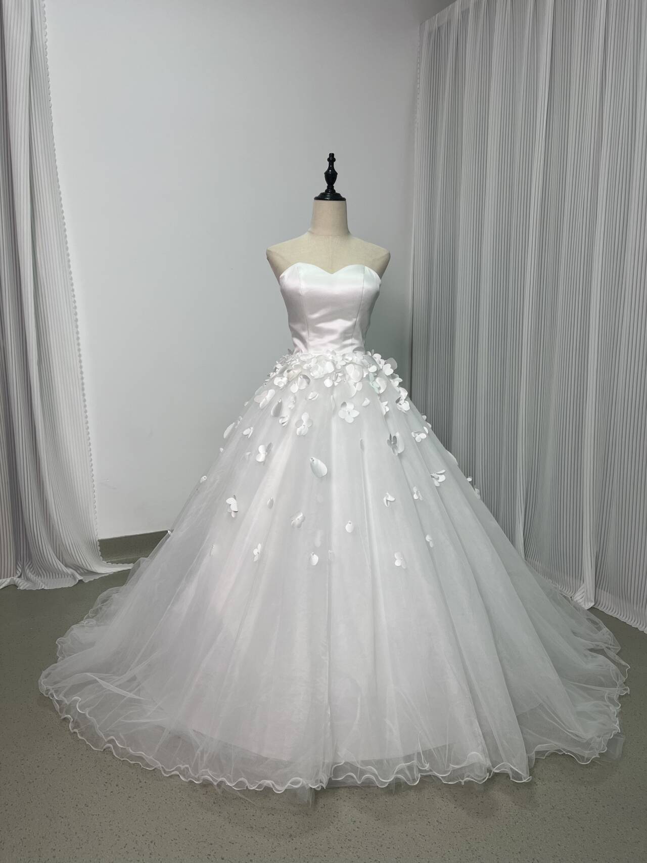 ウエディングドレス ホワイト ベアトップ ビスチェタイプ 柔らかく重ねたチュールスカート 花モチーフ 結婚式/披露宴 華やかなトレーン 憧れのドレス