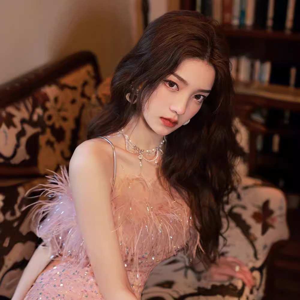 女性用イブニングドレス フランスの2024年新しいスタイルの女性用ドレス軽くて豪華なニッチハイエンドの小柄な人が誕生日に着用できます