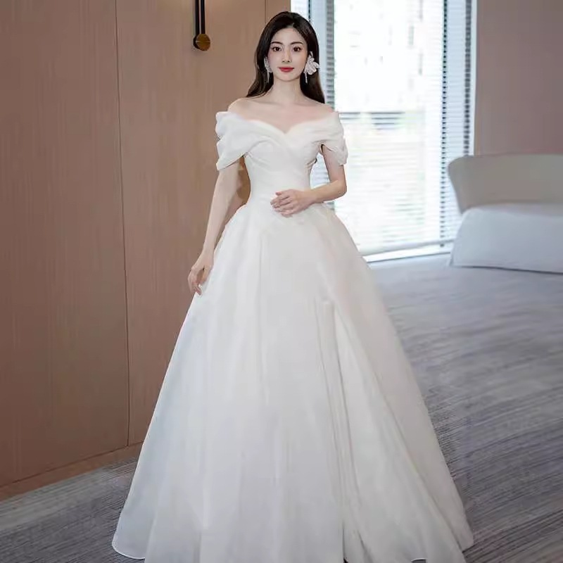 ウェディングドレスの花嫁2025新しい片肩のサテンのメインベールシンプルな外出ベール旅行撮影