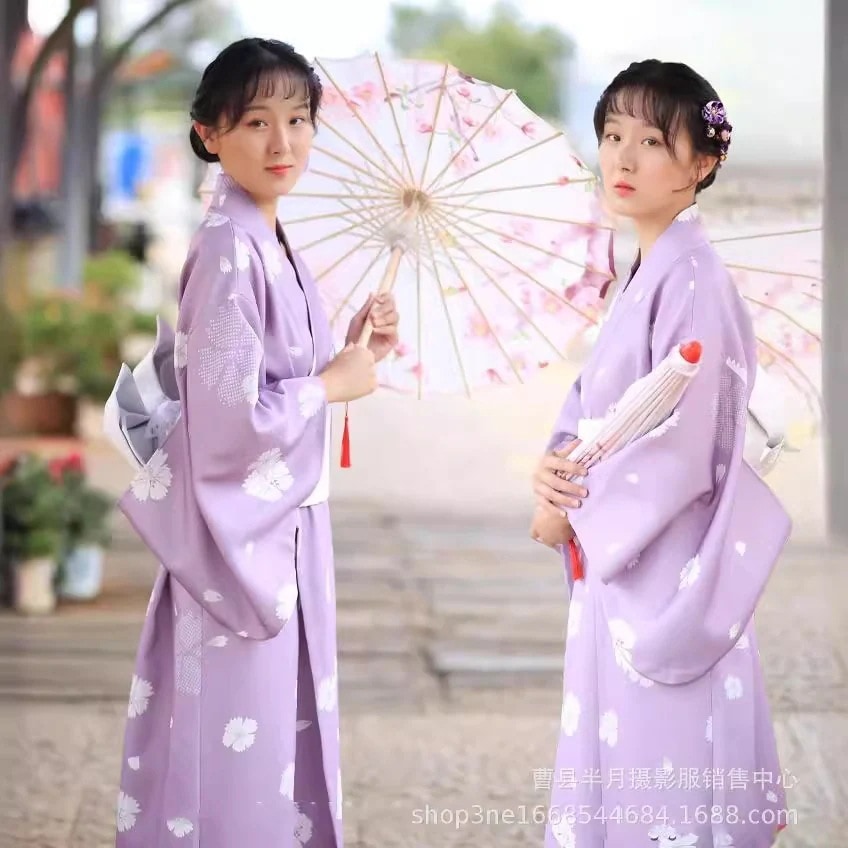 神明の女の子の写真撮影の服装のフォーマルなドレスの伝統的なレトロなスタイルの改良されたドレスの紫色の椿の着物