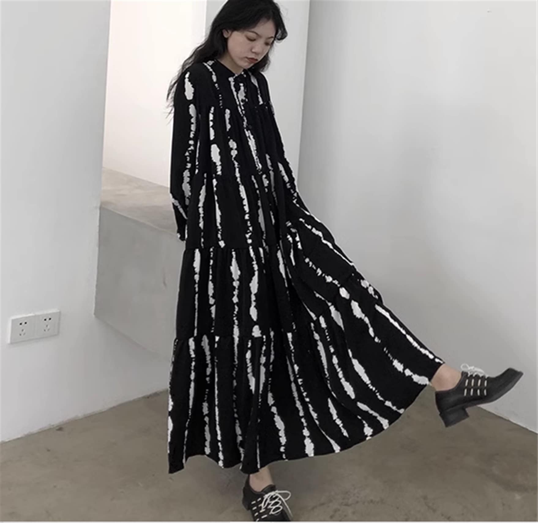 ワンピース シャツワンピース ロング丈 フレア ティアード 前開き 袖あり 長袖 Vネック 襟付き モノクロ ストライプ 大人可愛い きれいめ シンプル カジュアル 大人 上品 おしゃれ 大人女子