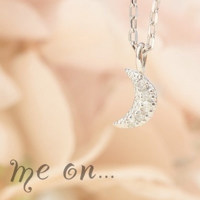 me on... ふっくら愛らしいムーンパヴェ K10ホワイトゴールド WG 天然ダイヤモンド天然ダイヤモンドパヴェプチムーンペンダントネックレス