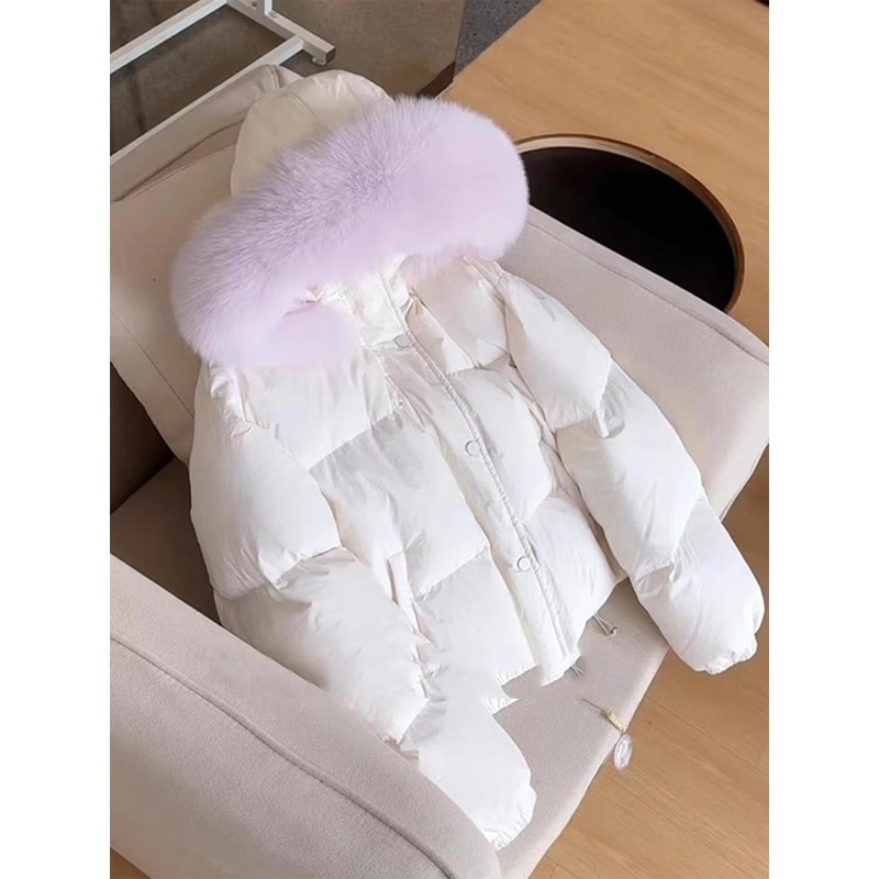 甘くてかわいい白の帽子付きダウンジャケット 上品で高級感のある