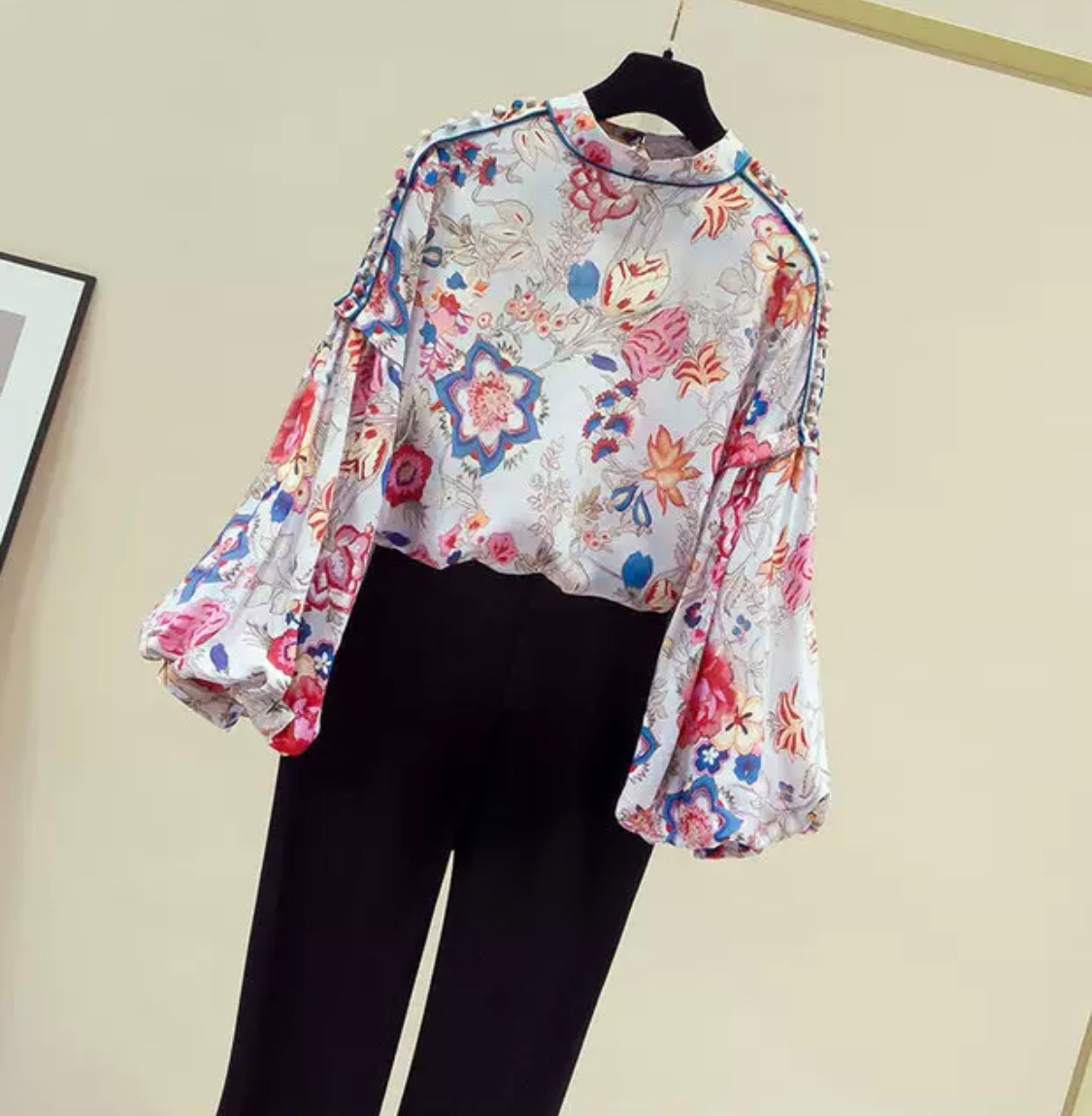 トップス ブラウス 韓国風 ボトルネック 花柄 フラワー ドルマンスリーブ ボリューム袖 バルーン袖 シフォンシャツ 切替デザイン 袖あり 長袖 ストレート Iライン 可愛らしい 大人可愛い きれいめ
