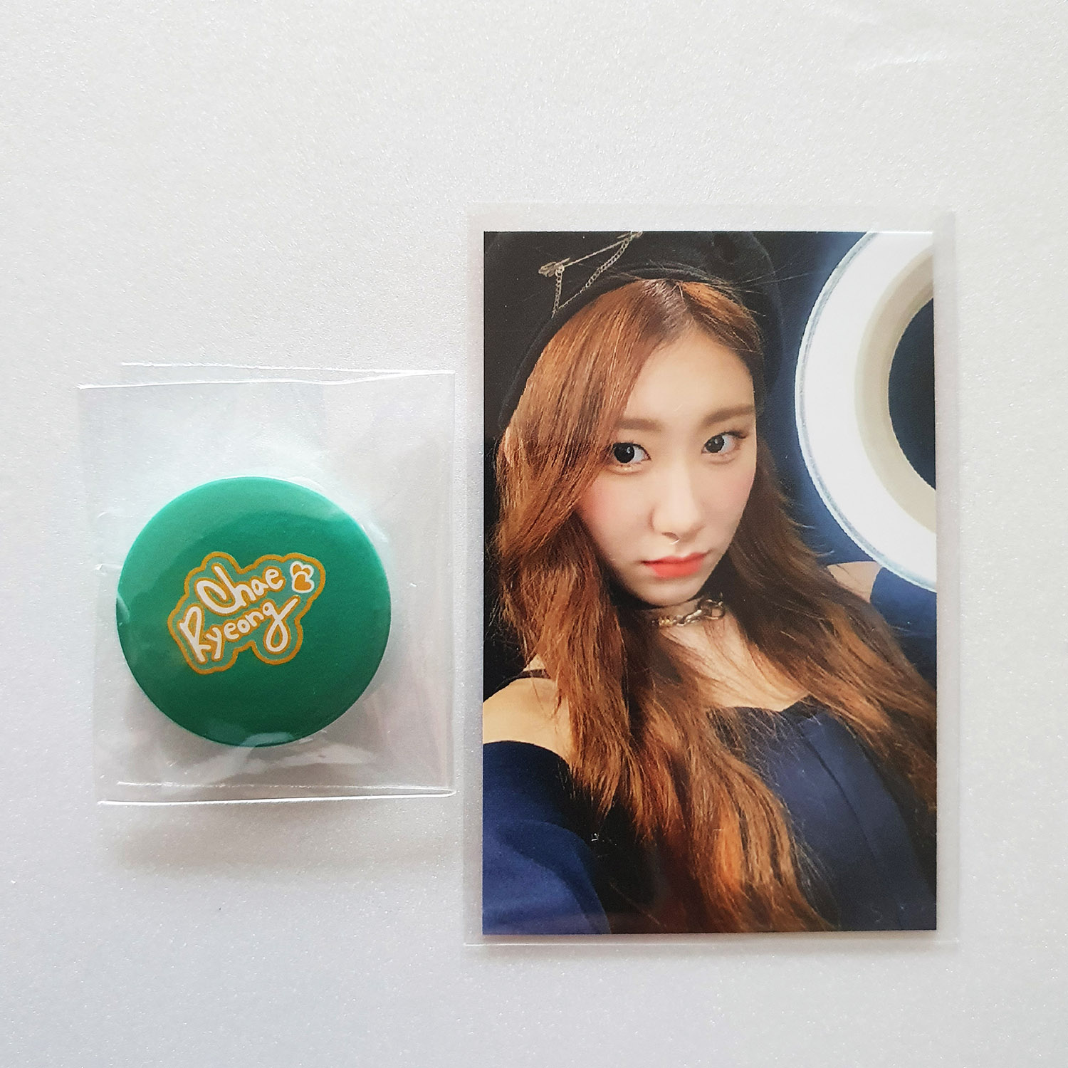ITZY LIGHT RING POP-UP STORE Official Promotional Photocard + Pin Button - CHAERYEONG