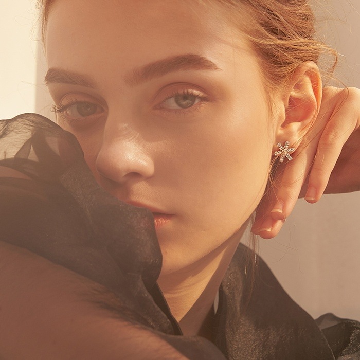 パクミニョンユインヨングォンナラ着用Holiday Snowflake Earrings/韓国の人気ブランド 韓国正規品 韓国の人気商品 韓国ファッション 韓国ジュエリー デイリーアクセサリー