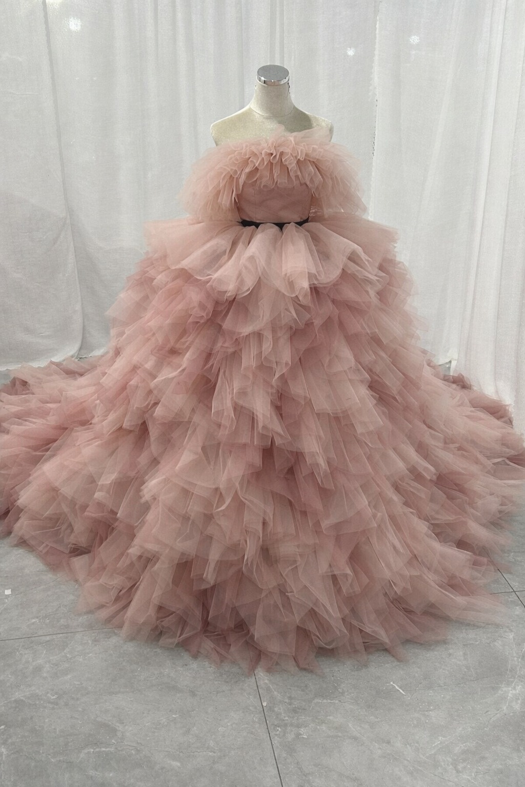 カラードレス ピンク 取り外し可能なオフショルダー もこもこドレス オーバースカート 華やかなトレーン 花嫁 前撮り