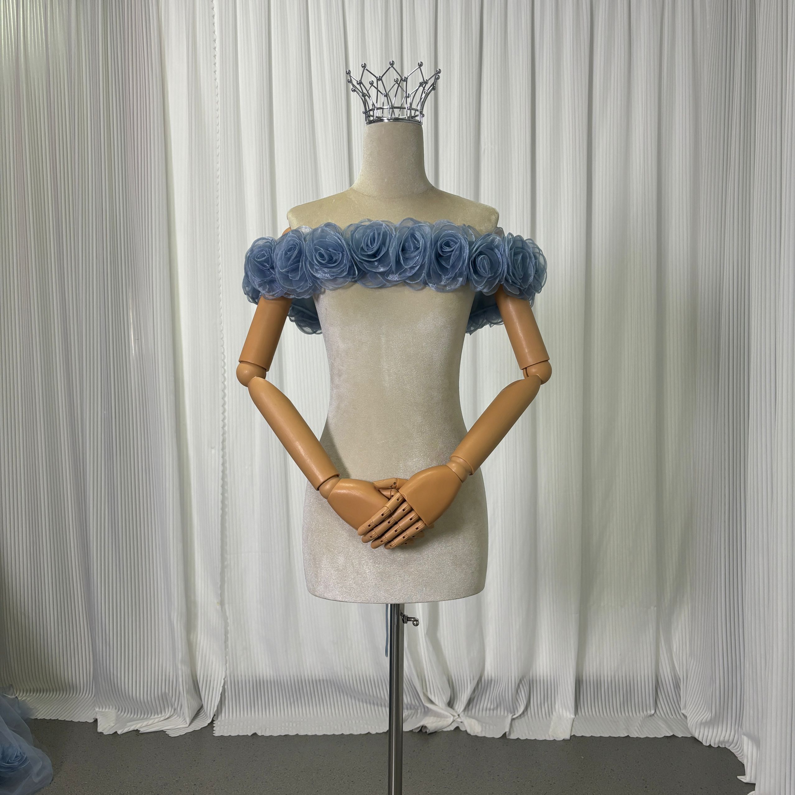 取り外し可能なオフショルダー ブルーグレー 上質オーガンジー バラトレーン 編み上げ カラードレス