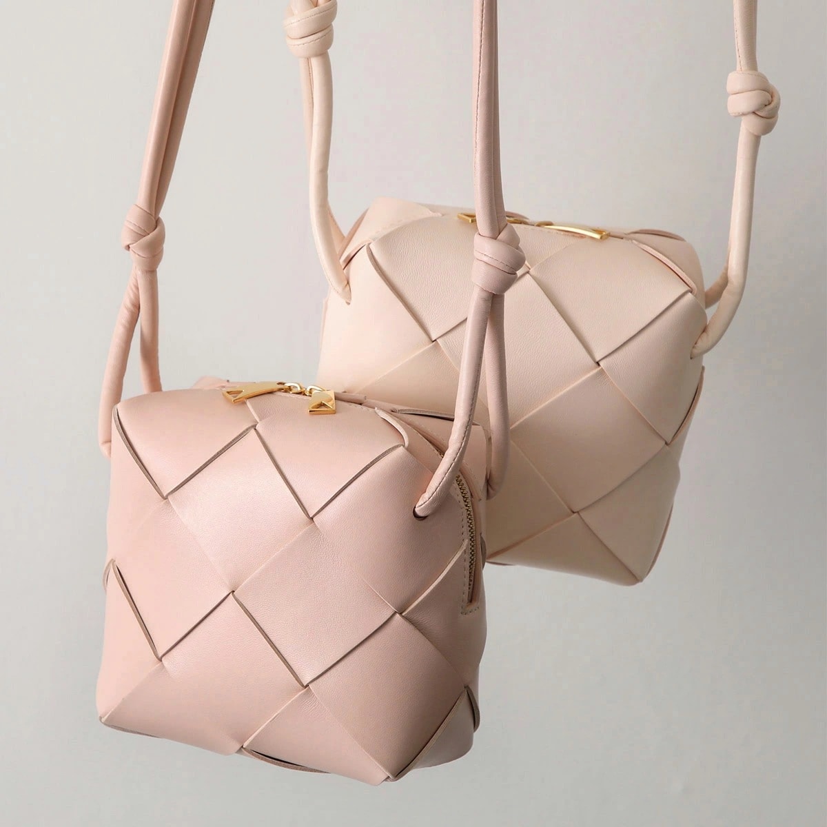 BOTTEGA VENETA ボッテガヴェネタ ショルダーバッグ CASSETTE CAMERA BAG ミニ カセット カメラバッグ 701915 VCQC2 レディース マキシイントレ 鞄