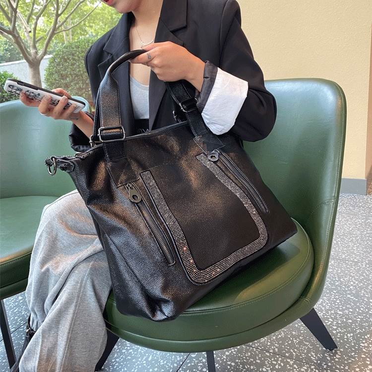 厳選素材トートバッグ ショルダーバッグ 黒 レディース メンズ ビジネス バック PU レザー 革 手提げ 斜めがけ カバン 鞄 高見え ブラック コーデ ラインストーン キラキラ 大人女子 エレガン