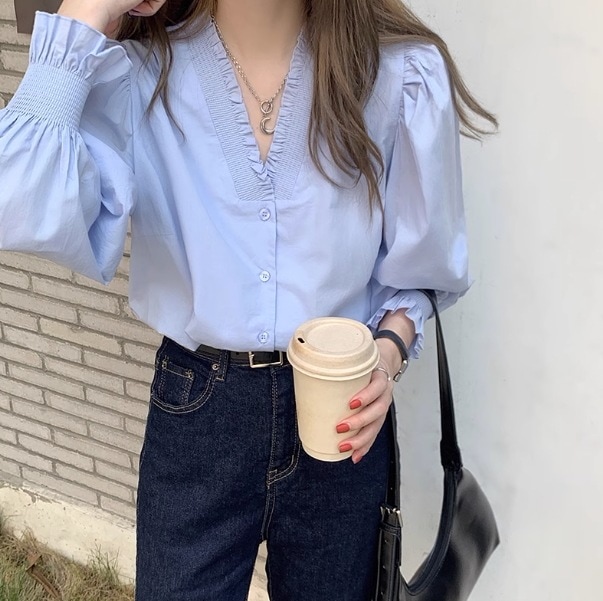 トップス ブラウス 長袖 パフスリーブ Vネック デザイン ボタン シャーリング 美ライン ラッフル 前開き カラバリ スタイルアップ ロマンチック ナチュラル かわいい 大人可愛い きれいめ