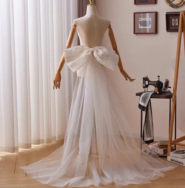 ふっくら柔らかなバックリボン オフホワイト 繊細レース ふわふわ トレーン