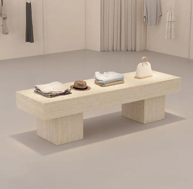 シンプルモダン展示テーブル アパレル店用 センターアイランド「シンプルモダンな石目調デザインのセンターアイランドで靴やファッションアイテムを美しく展示できます」