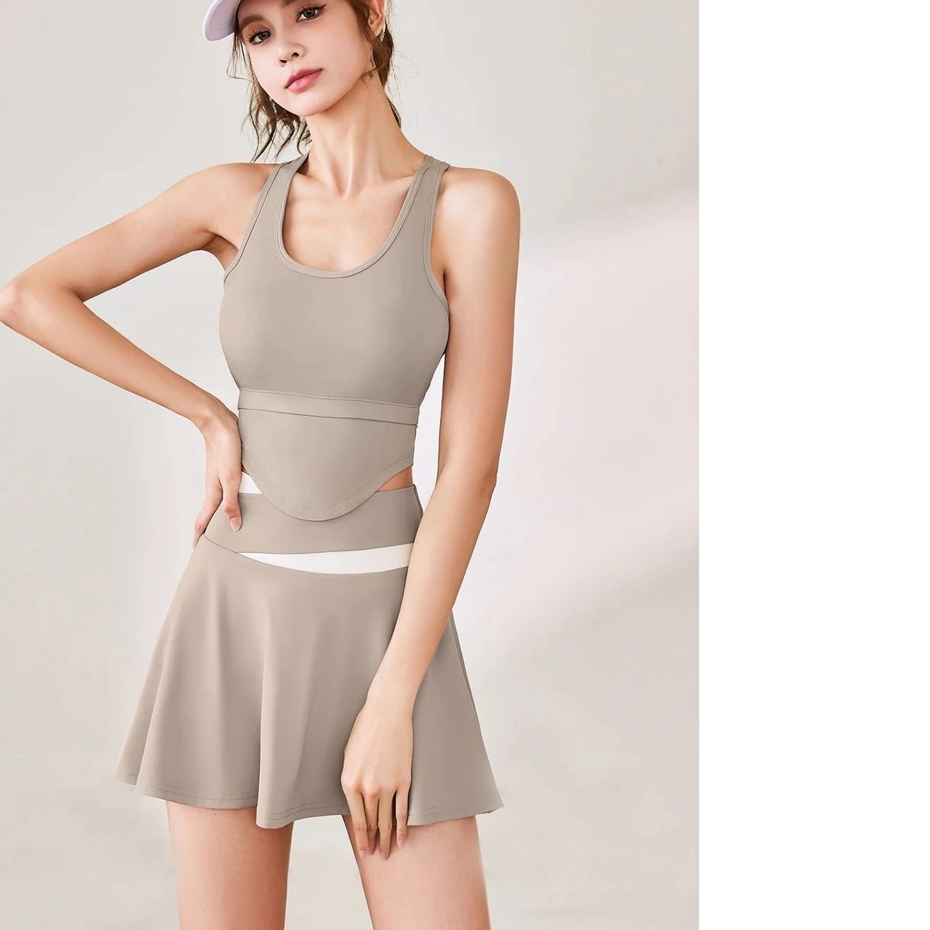スポーツウェア夏女性ヌードヨガ服スーツ抗テカリランニングフィットネススーツ