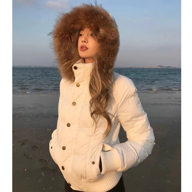 大きなファーカラーが付いたホワイトのショートダウンジャケットレディース 2025 年秋冬新作小柄で多用途フード付き厚手のコートトップ