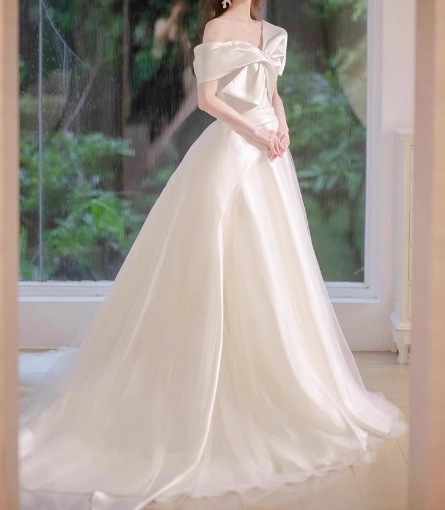 フランス風 ウェディングドレス オフショルダー 光沢感 優雅なシルエット 編み上げ 結婚式