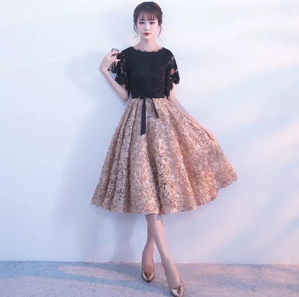 ワンピース 膝上 半袖 ラウンドネック フレア デザイン 美ライン ニュアンス フリル ベルト ウエストマーク レイヤード 刺繍 バイカラー スタイルアップ ロマンチック かわいい 大人可愛い