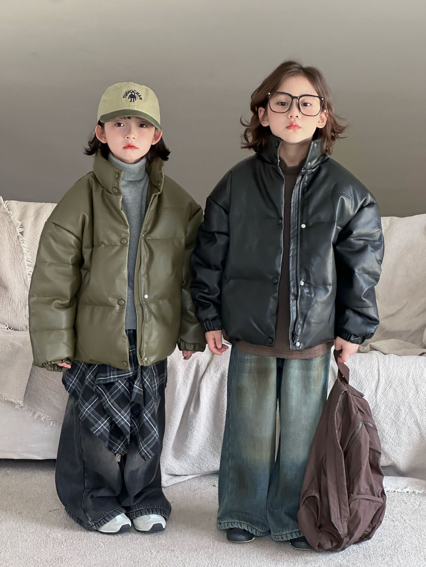 2024冬の新作子供用ショート丈PU皮立て襟ダウンジャケット男女子供機関車保温コート