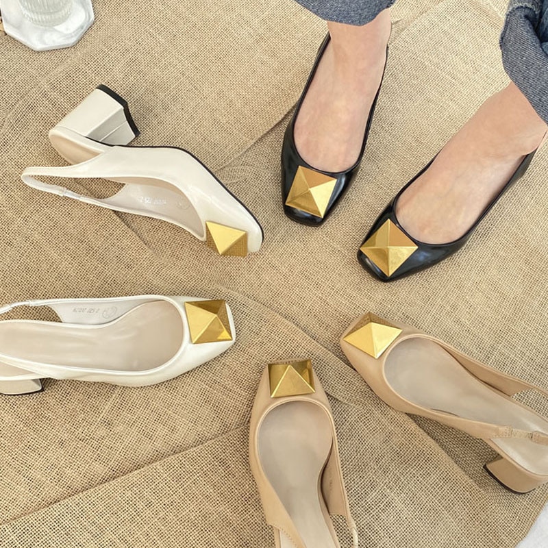 ユニークなゴールドピラミッド金具／飾り付き ミドルヒール／太めヒール スリングバックパンプス 3color