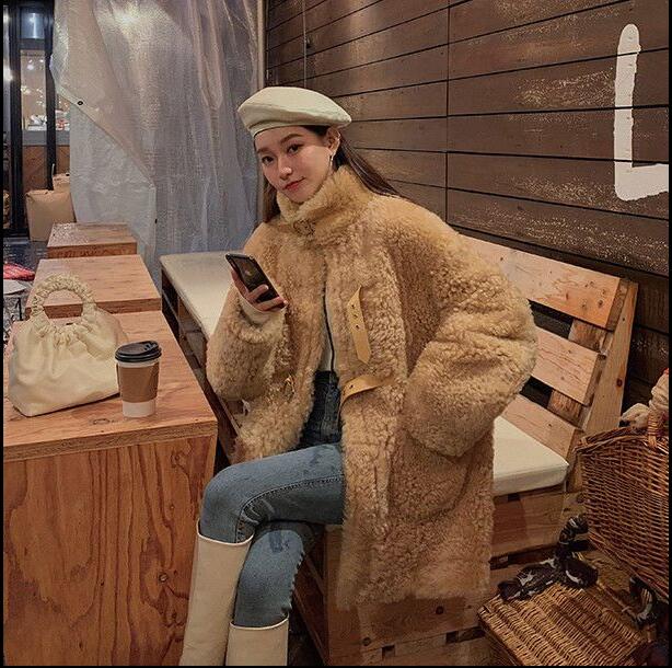 子羊の毛の中に長い女性のファッションの韓国版厚手の綿の服の大きいサイズの外国風のコート