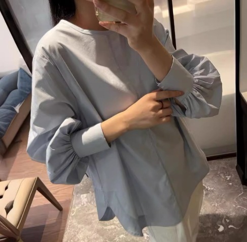 レディース トップス ブラウス プルオーバー ミディアム 長袖 ボリューム袖 ラウンドネック 襟なし ノーカラー ワイド フェミニン ふわふわ 異国風 ボタン 配色 薄手 綿 コットン 大人可愛い