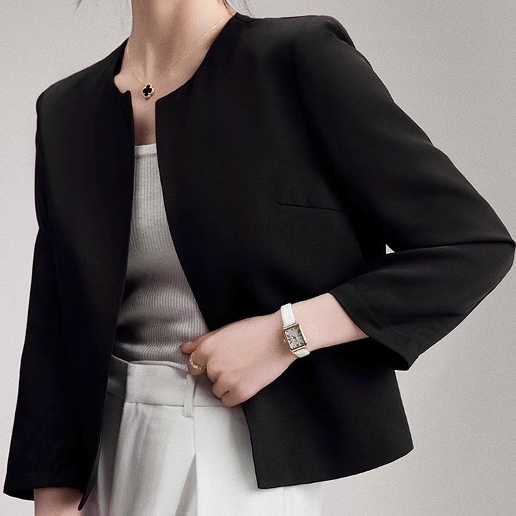 アウター ジャケット ノーカラージャケット 長袖 ラウンドネック 前開き ショート丈 かわいい 大人可愛い きれいめ シンプル 上品 おしゃれ かっこいい カジュアル こなれ感 個性的 主役級 存在感