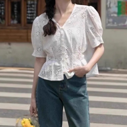 レディース トップス シャツ ブラウス 前開き 半袖 パフスリーブ Vネック フェミニン レース 透け感 シースルー ボタン ヴィンテージ かわいい 大人可愛い きれいめ シンプル 上品 おしゃれ 5,793円