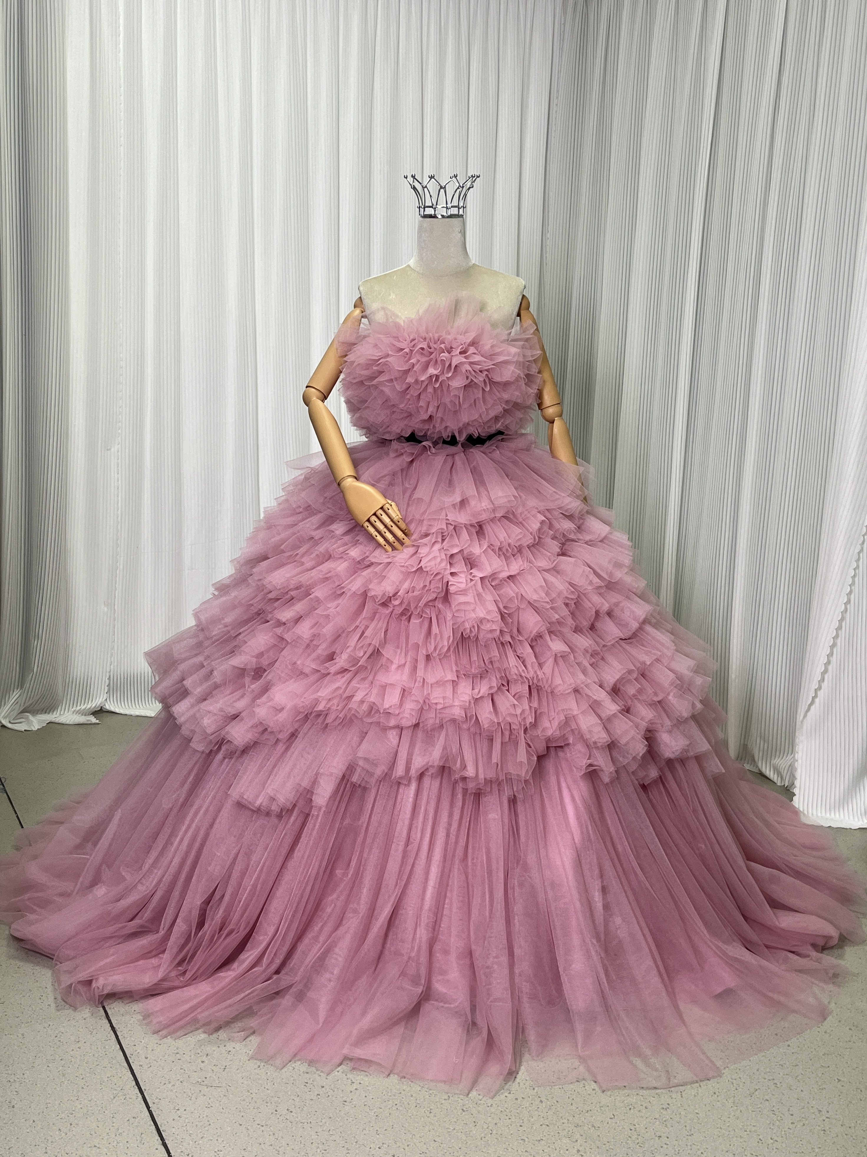 カラードレス ピンク ベアトップ 柔らかく重ねたチュールスカート サッシュベルト フレアスカート