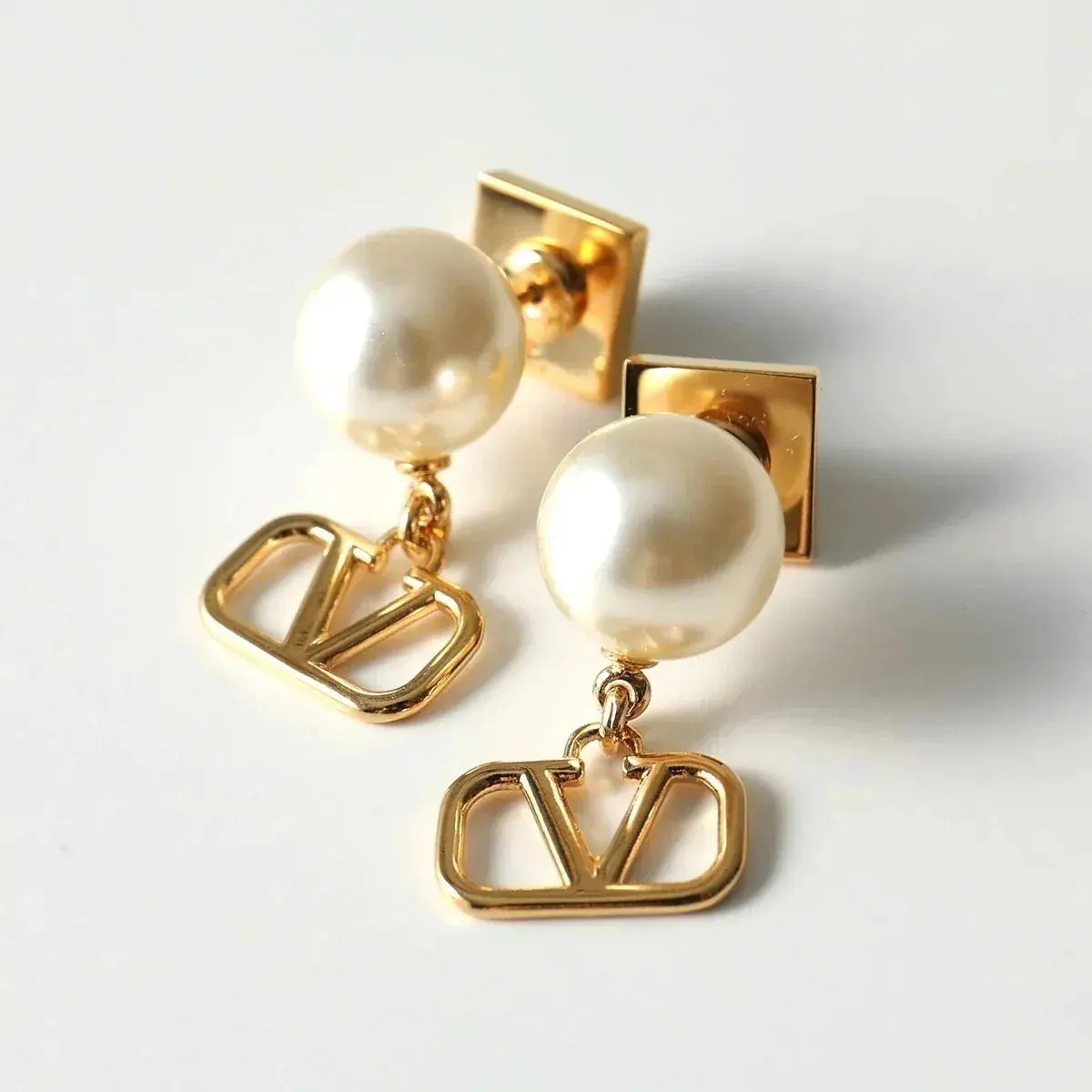 VALENTINO ヴァレンティノ ピアス XW0J0Q43 UXM レディース イヤリング パール Vロゴ ロックスタッズ アクセサリー ジュエリー 0O3/ 37,851円