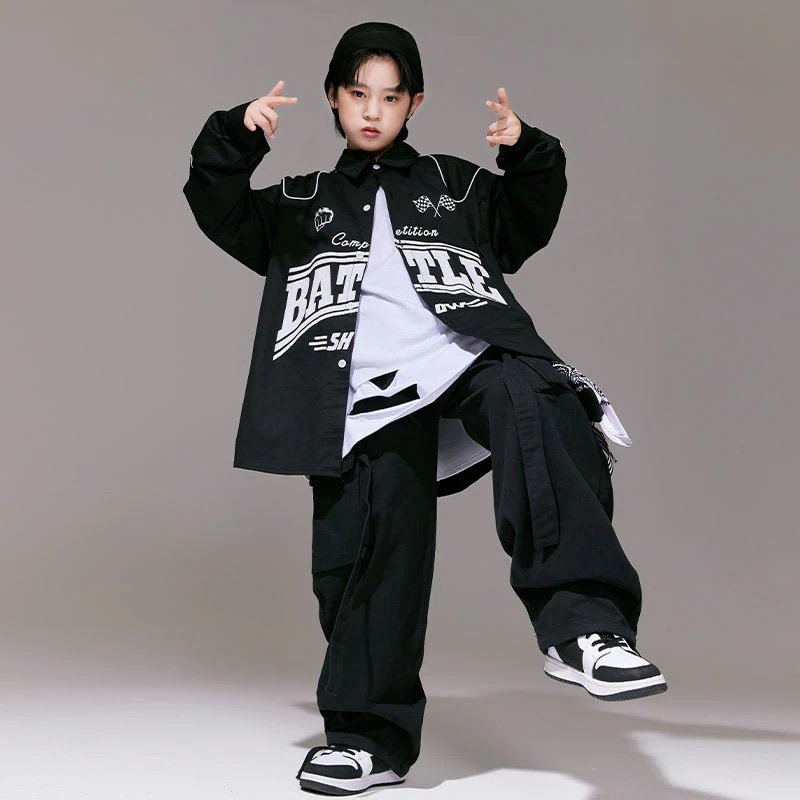 子供の街のダンスの公演服の男の子のクールでかっこいいです