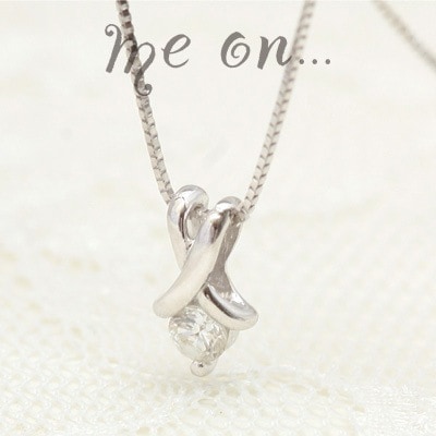 me on... 18金 K18 ホワイトゴールド1粒のダイヤがセットされた大人のエレガント＆フォーマルデザインシンプル天然ダイヤモンドクロスネックレス 発送目安：２３週間