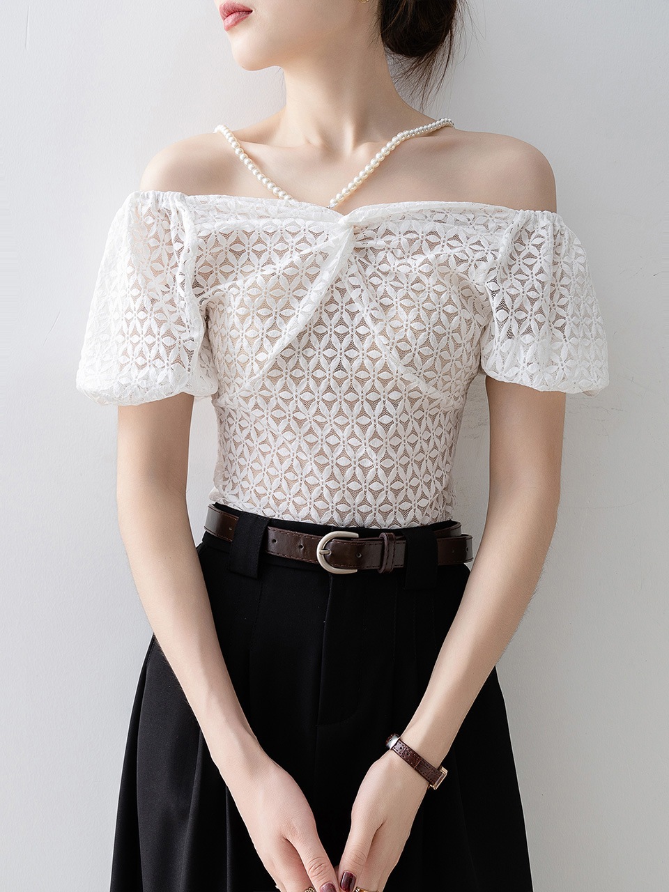 【1点ご購入 で10点プレゼントいたします】2025婦人服独特のシックなブラウスレースキャミソール肩出し白一文字襟シフォンシャツトップス